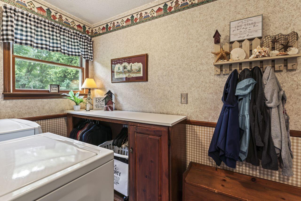 1550 Swans Road Northeast Newark, OH 43055 - Photo 29 of 65 Laundry and Mud Room