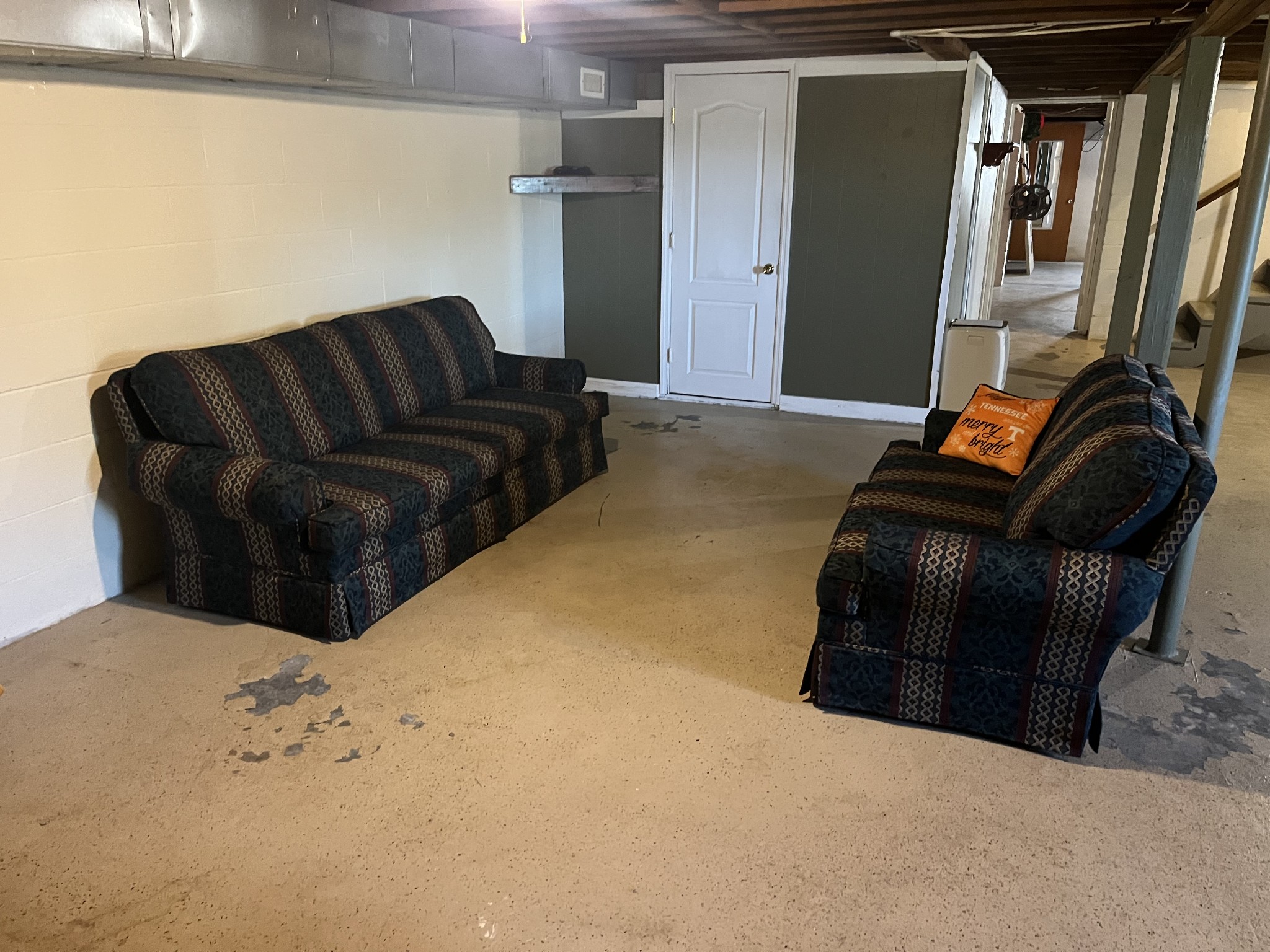 1619 Railroad Bed Road Collinwood, TN 38450 - Photo 25 of 54 a living room with furniture