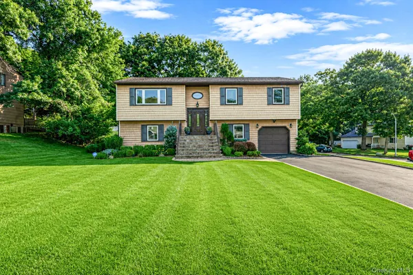 $749,999 | 37 Oak Forest Drive, Islandia, NY 11749