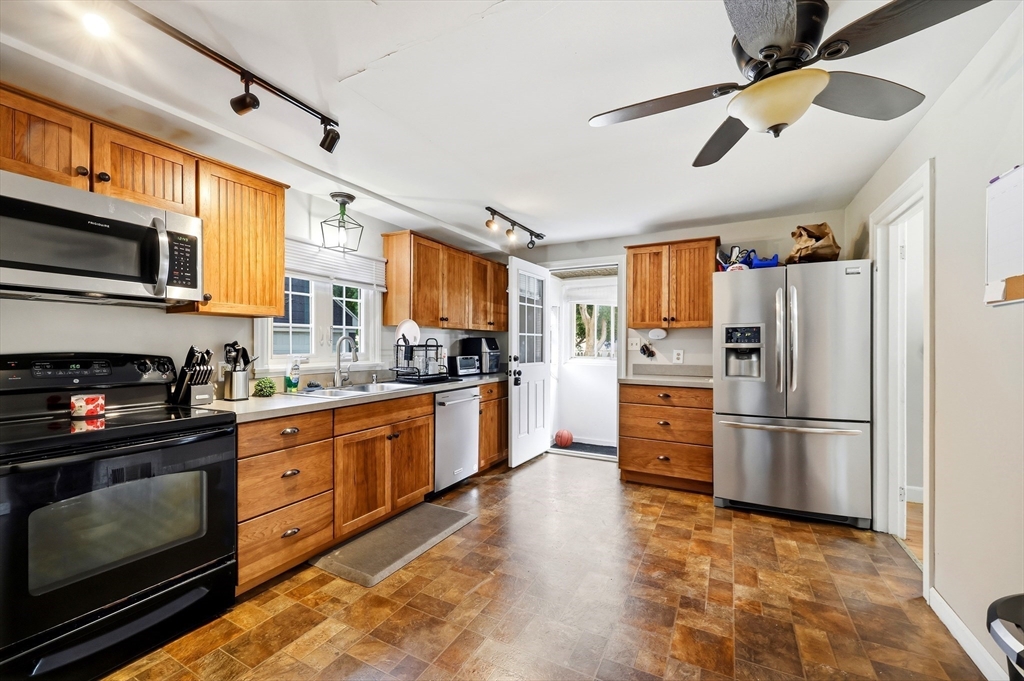 15 Lucerne Road Springfield, MA 01119 - Photo 3 of 22
