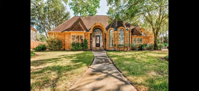 a view of a yard with table and chairs