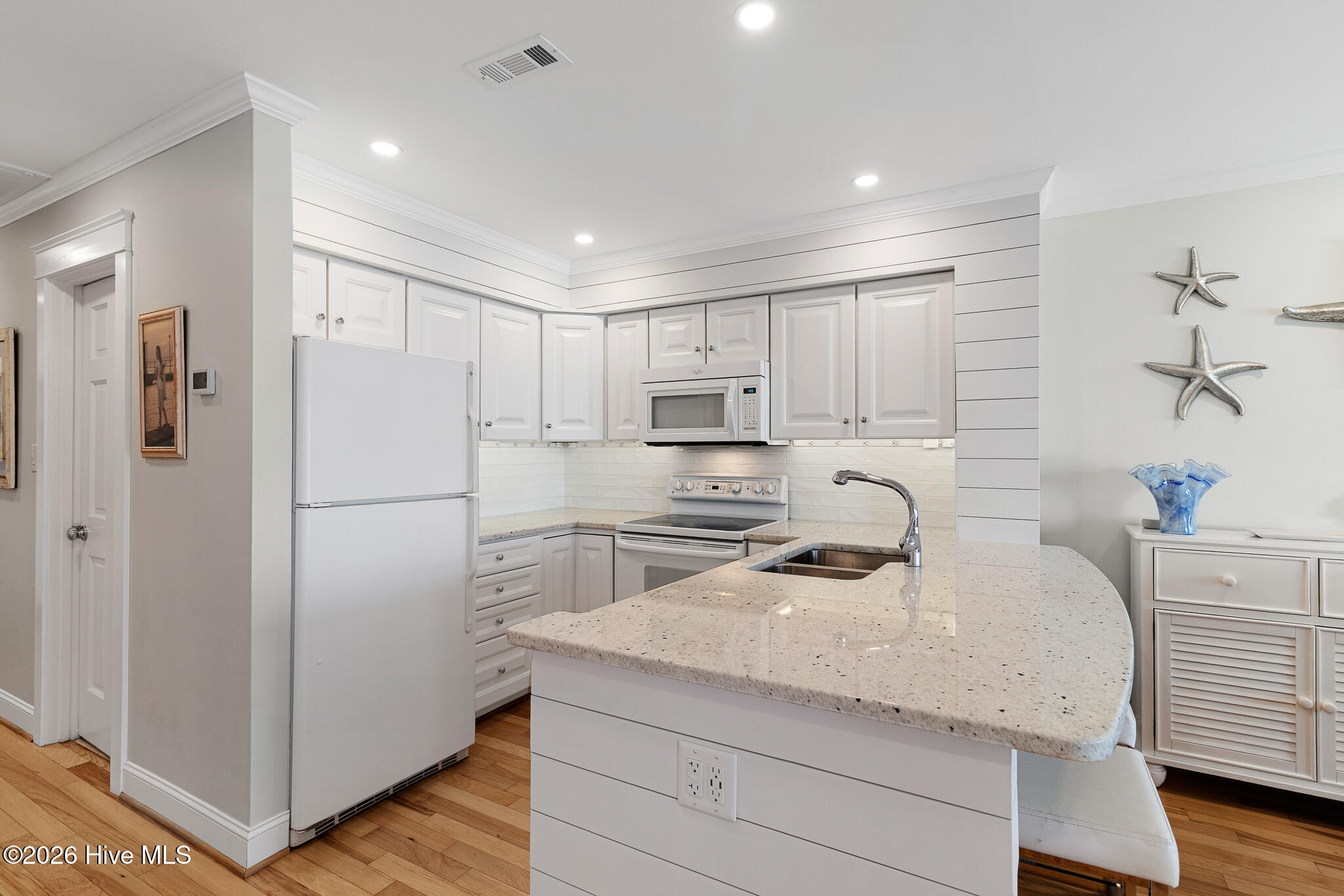 1010 Salter Path Road, Unit 6 MARINER'S POINT Indian Beach, NC 28512 - Photo 8 of 39 Kitchen with island