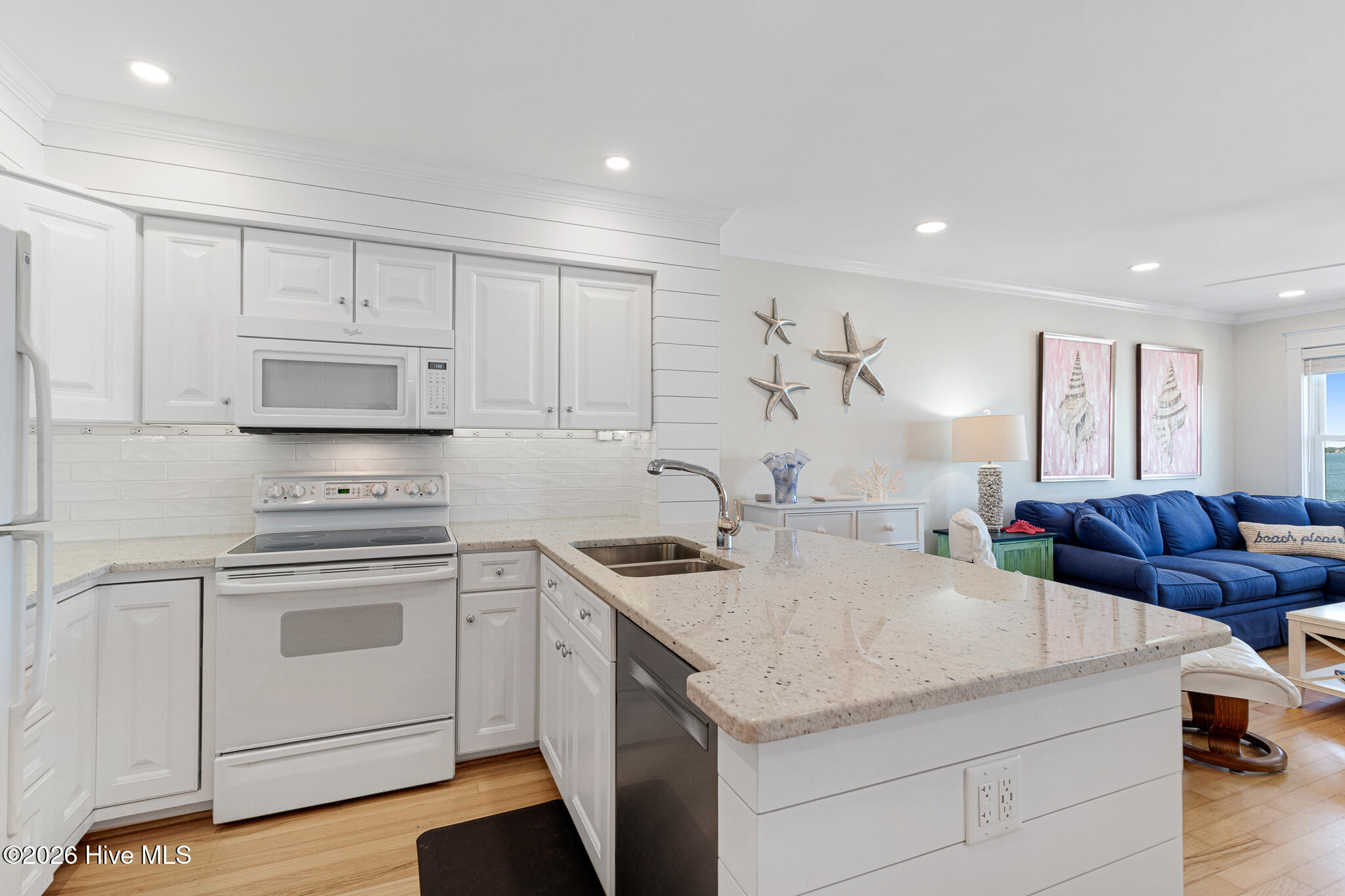 1010 Salter Path Road, Unit 6 MARINER'S POINT Indian Beach, NC 28512 - Photo 10 of 39 Kitchen with island