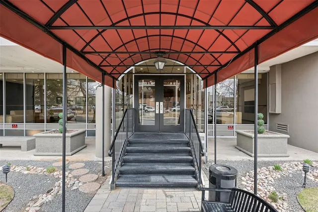 a view of entryway with a rug
