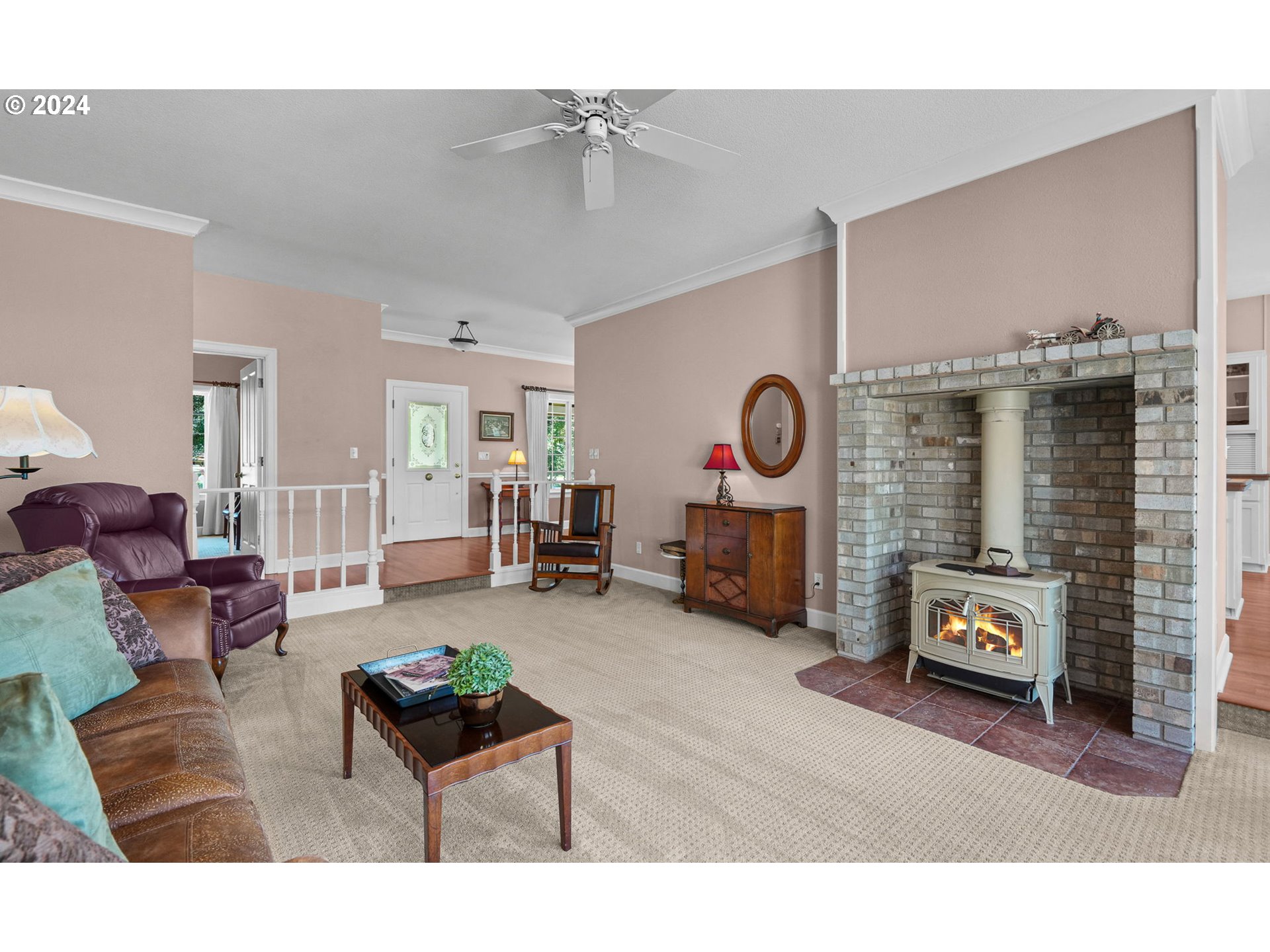 33482 Molitor Ranch Road Cottage Grove, OR 97424 - Photo 13 of 48 a living room with furniture