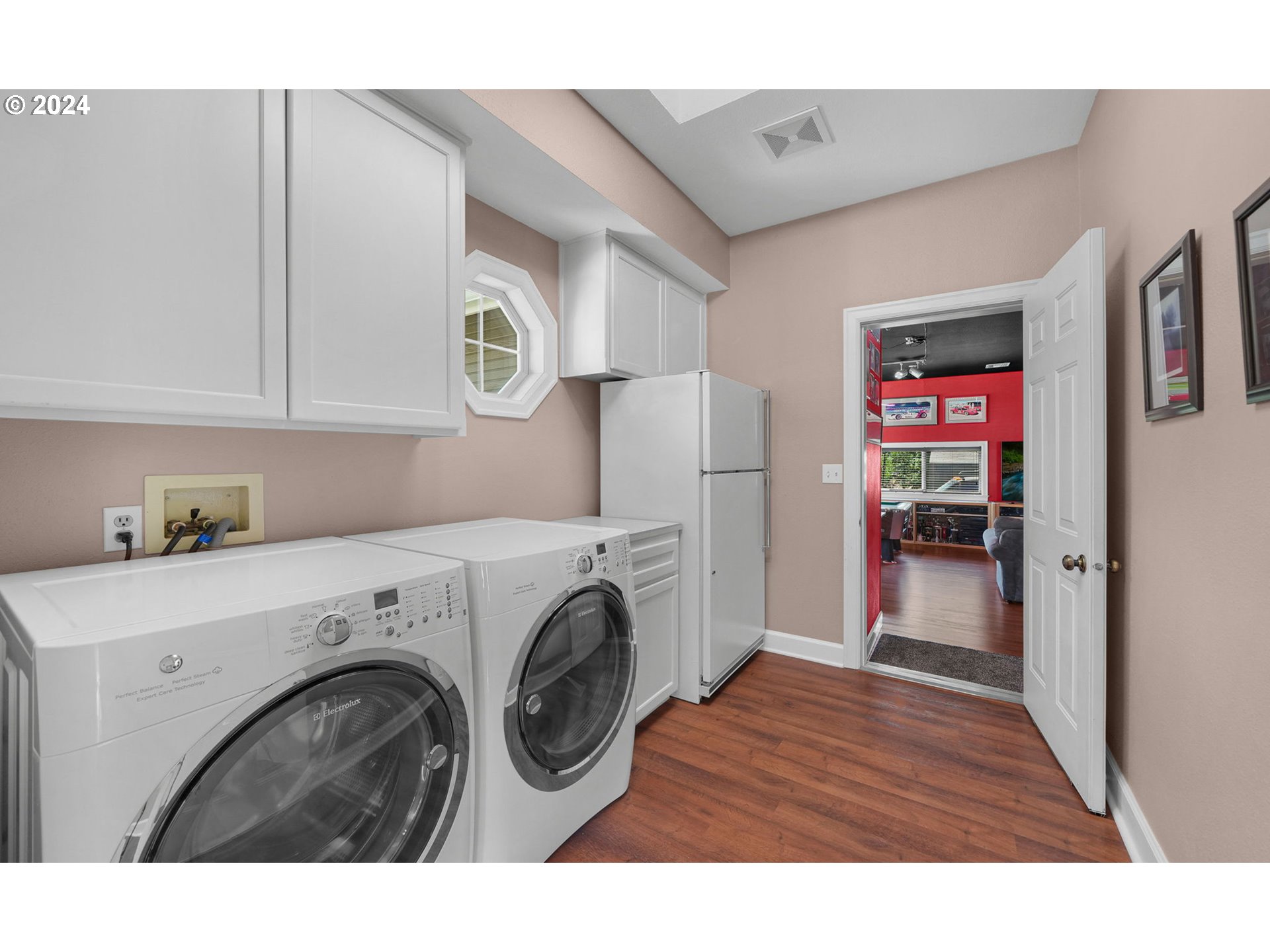 33482 Molitor Ranch Road Cottage Grove, OR 97424 - Photo 25 of 48 a view of livingroom with washer and dryer