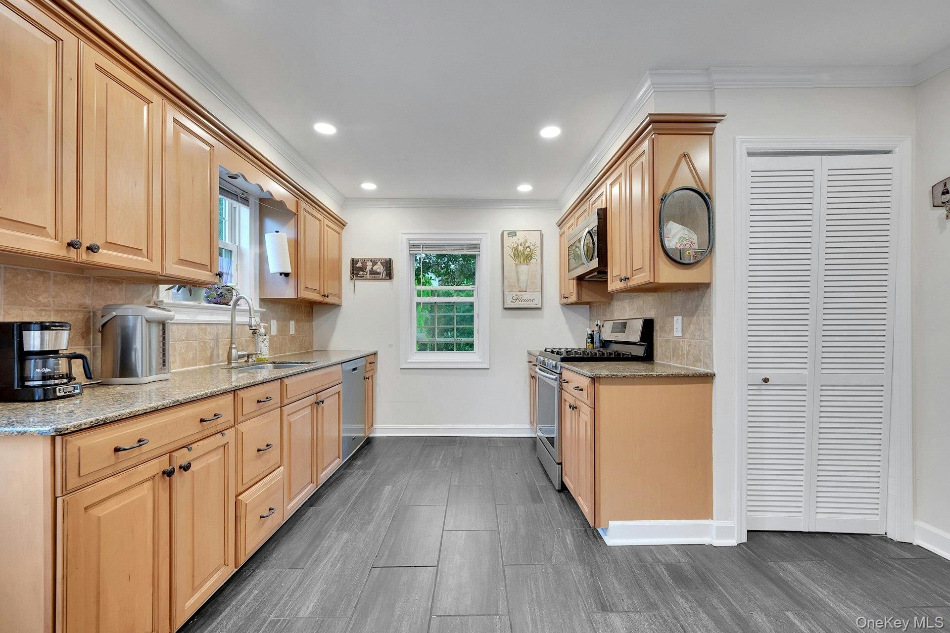 4 Interlaken Avenue New Rochelle, NY 10801 - Photo 11 of 28