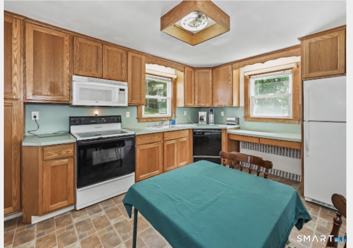 88 Tracy Street Thomaston, CT 06787 - Photo 7 of 31