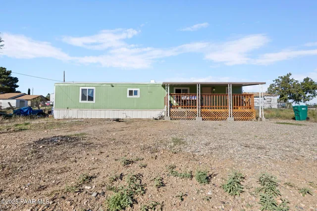 a view of a house with backyard and a garden