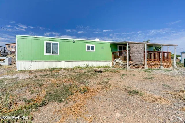a view of a house with backyard