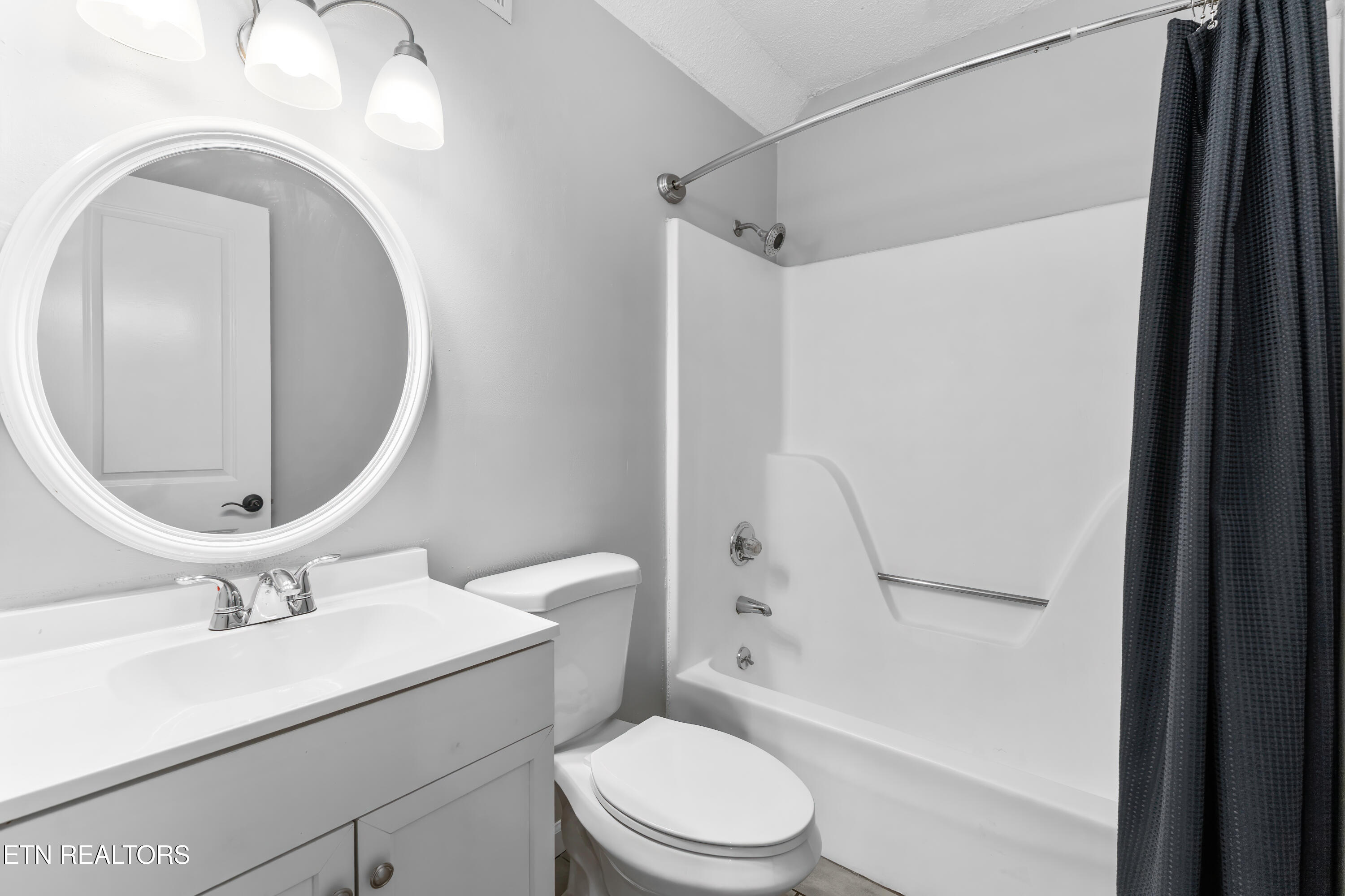 2702 Sood Road, Unit 3 Knoxville, TN 37921 - Photo 21 of 30 Upstairs full bath