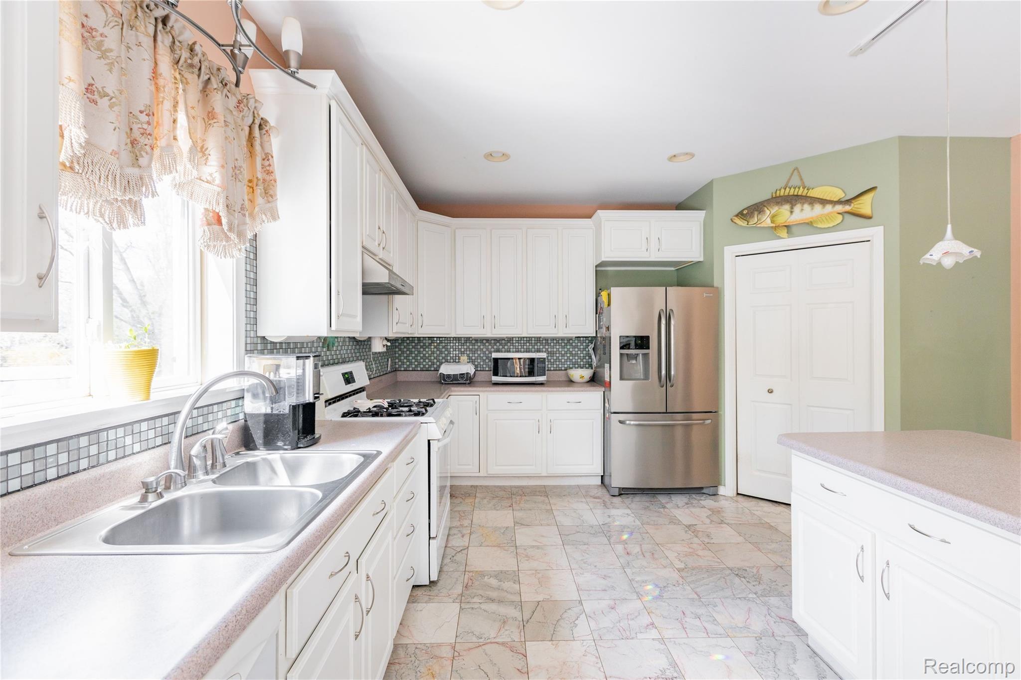 23710 Chicory Road Grosse Ile, MI 48138 - Photo 9 of 36 23710 Chicory, Grosse Ile (9 of 37).jpg