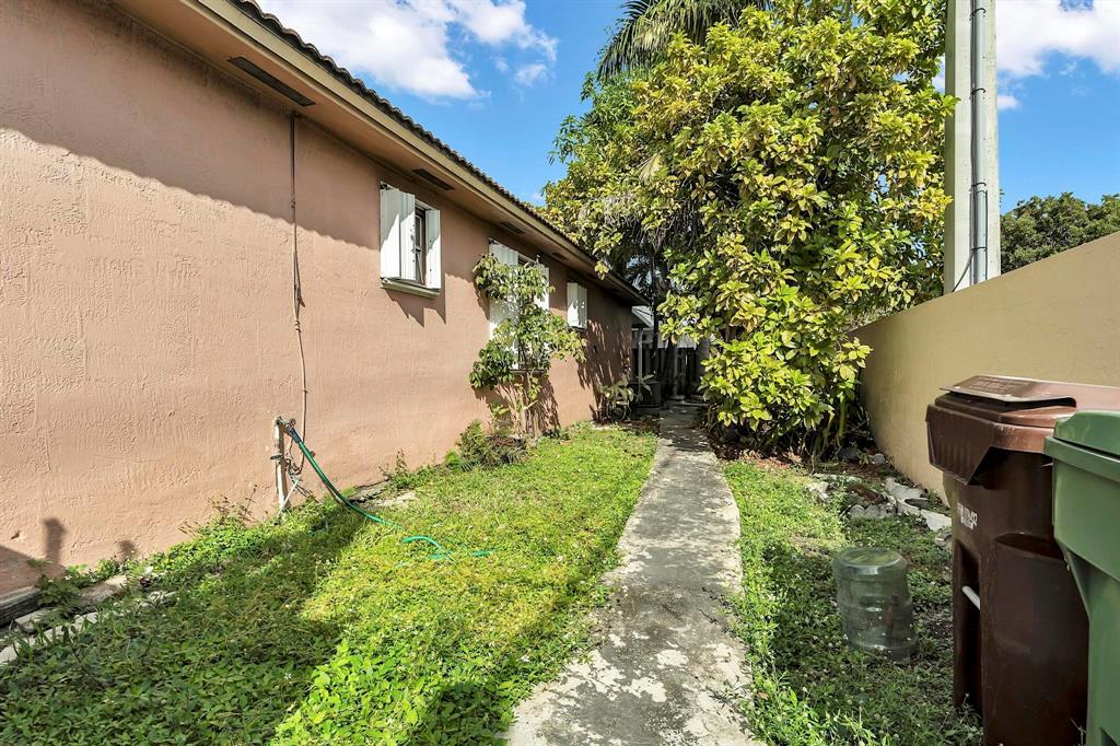 3201 West 76th Street Hialeah, FL 33018 - Photo 45 of 46 a backyard of a house with lots of green space