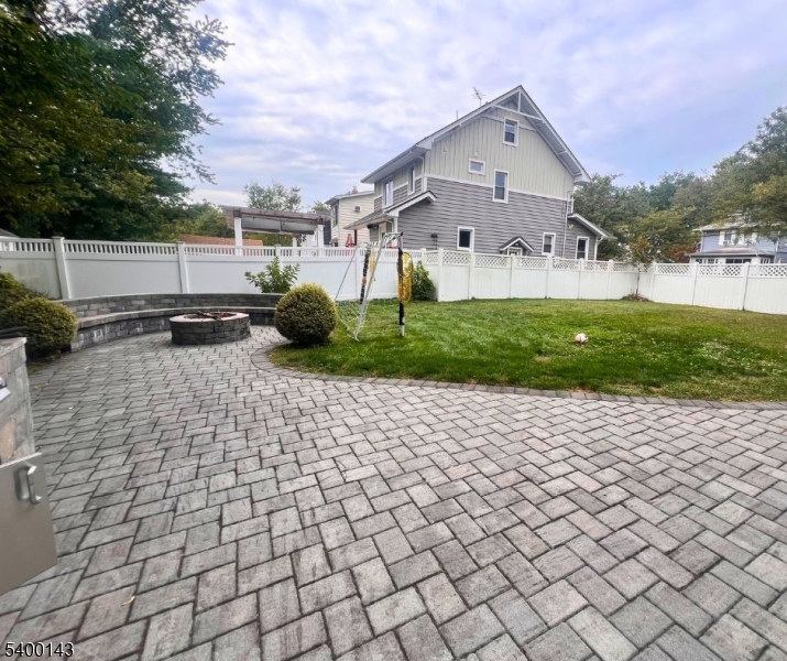 31 Washington Avenue Springfield, NJ 07081 - Photo 20 of 21 a front view of a house with garden