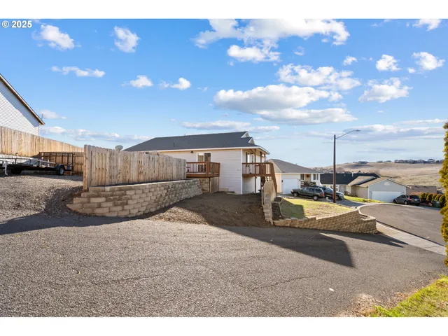 a view of a living room and kitchen