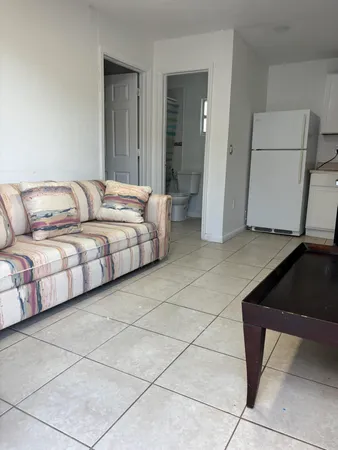 $1,600 | 136 North 24th Avenue, Unit REAR, Hollywood, FL 33020