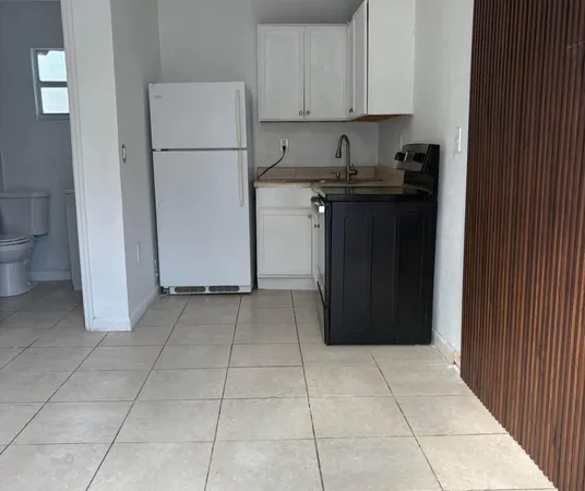 $1,600 | 136 North 24th Avenue, Unit REAR, Hollywood, FL 33020