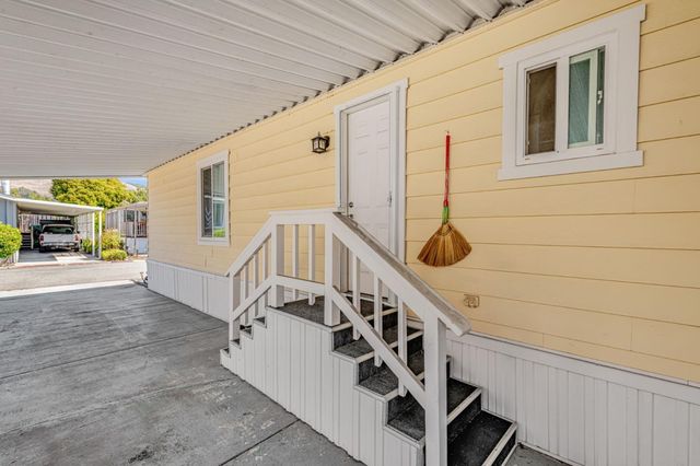 a view of entryway with a front door