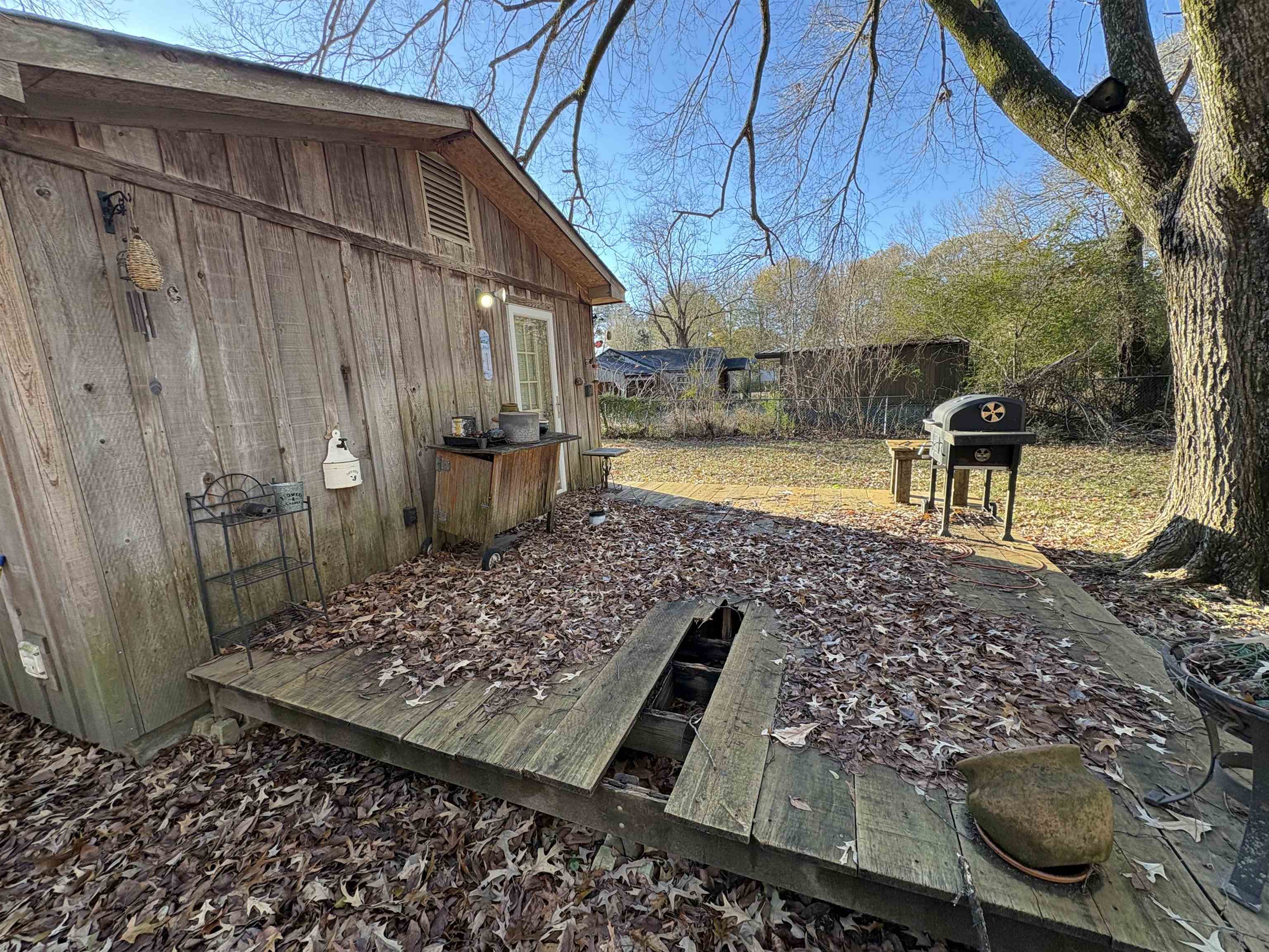5091 Clinton Road Memphis, TN 38109 - Photo 13 of 34 a view of a backyard with sitting area