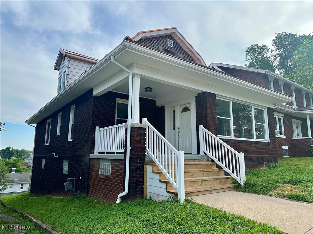 121 Pikeview Road Weirton, WV 26062 - Photo 40 of 41 Front view of home with a front yard