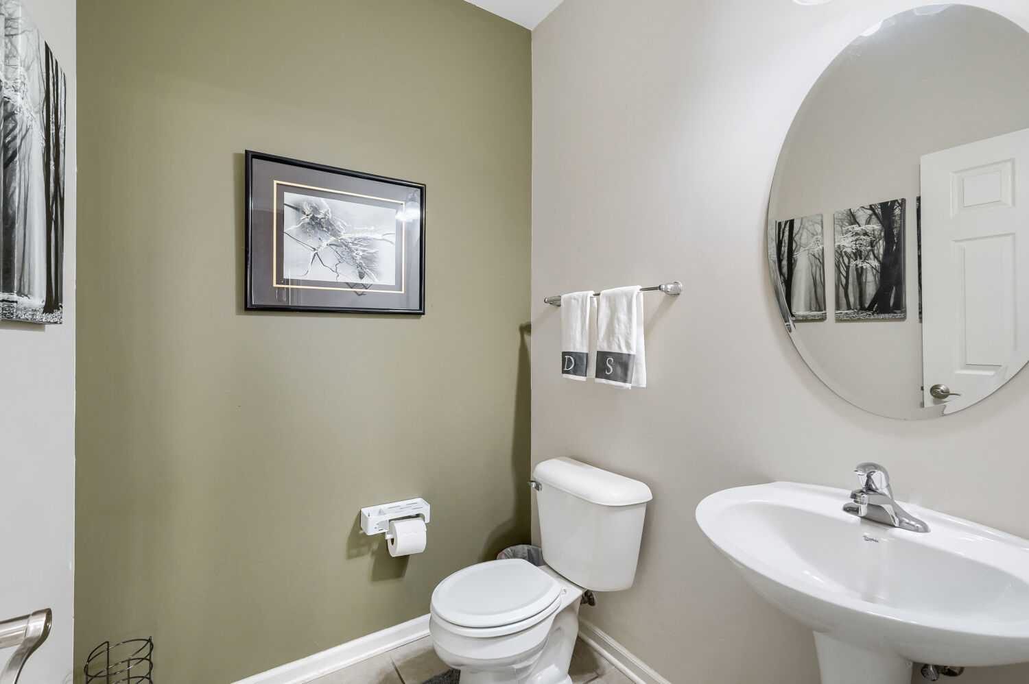 422 Victoria Lane Elgin, IL 60124 - Photo 15 of 22 a bathroom with a toilet a sink and mirror