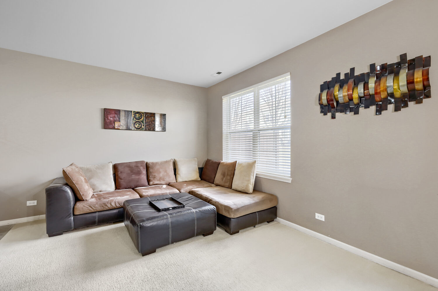 422 Victoria Lane Elgin, IL 60124 - Photo 4 of 22 a living room with furniture