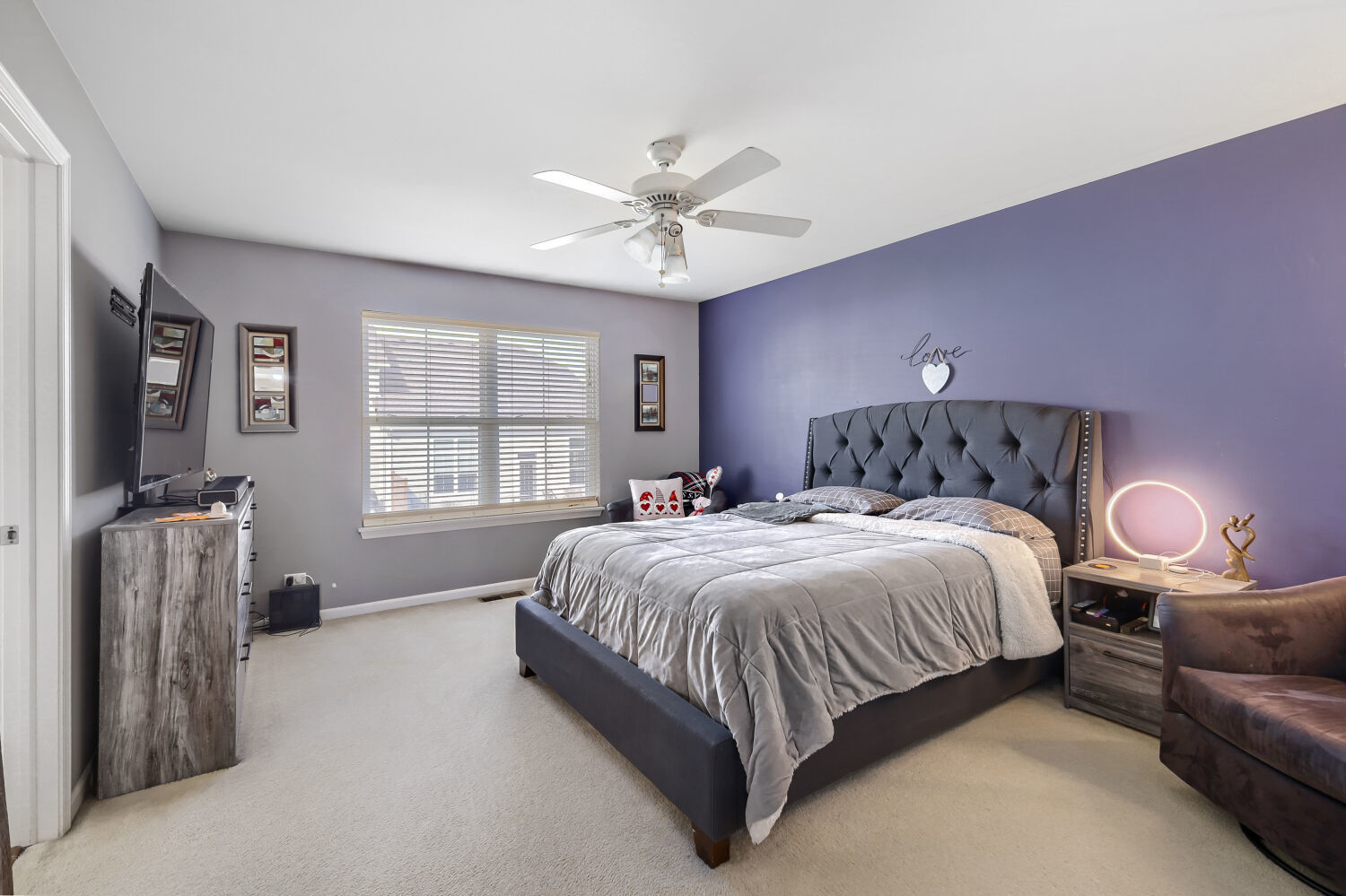 422 Victoria Lane Elgin, IL 60124 - Photo 10 of 22 a bedroom with a bed and furniture