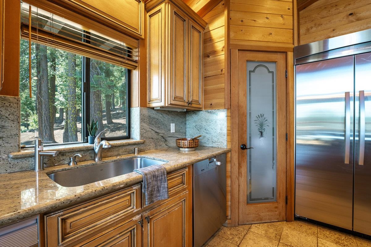 11030 Ski Slope Way Truckee, CA 96161 - Photo 5 of 28