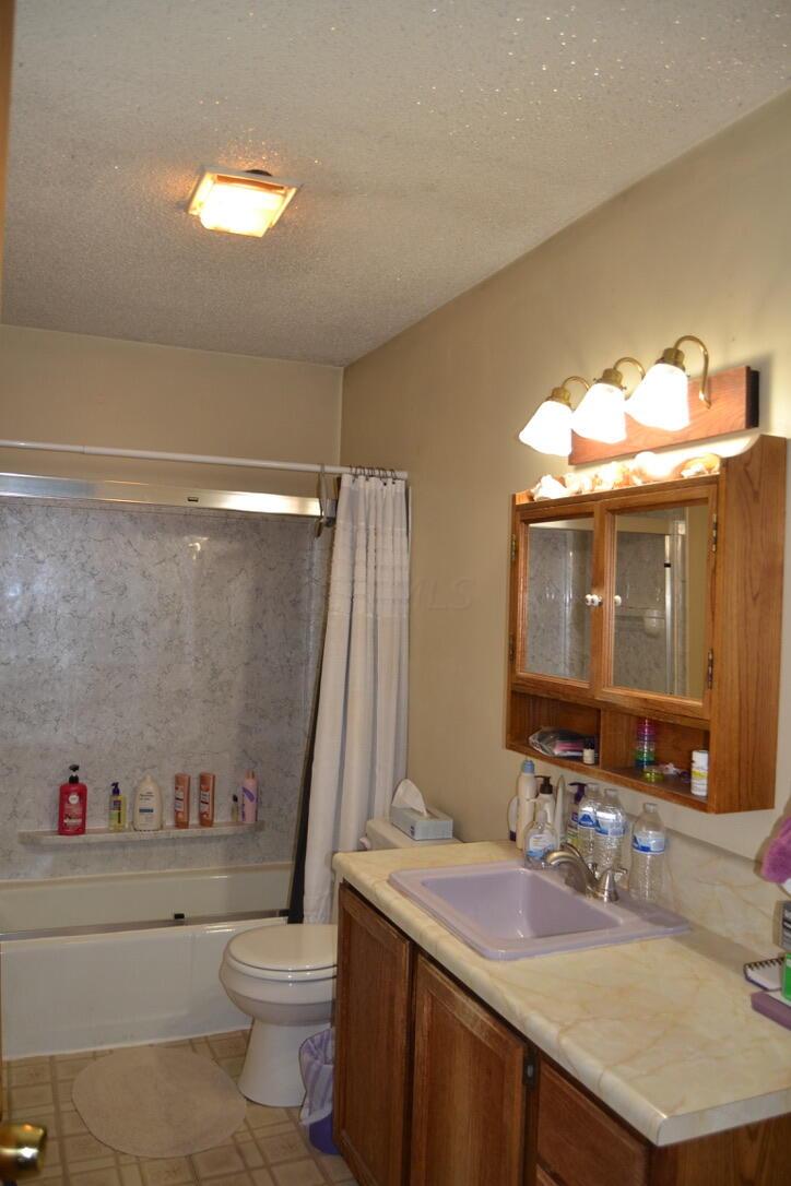 12390 Dodds Road Southeast Heath, OH 43056 - Photo 25 of 34 Ensuite Bath to Primary Bedroom