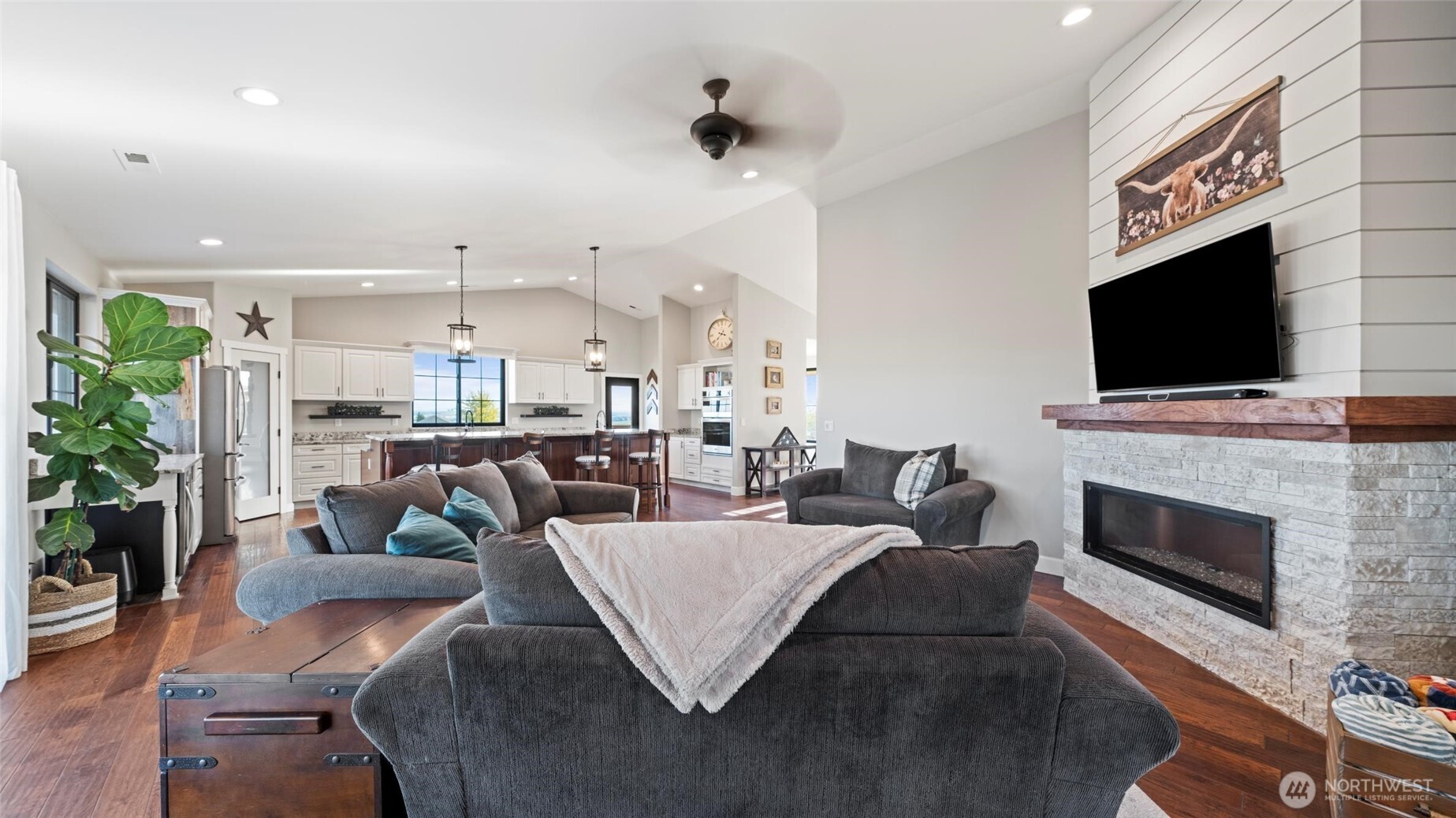 1279 Woodward Canyon Road Touchet, WA 99360 - Photo 13 of 35 a living room with furniture and a flat screen tv