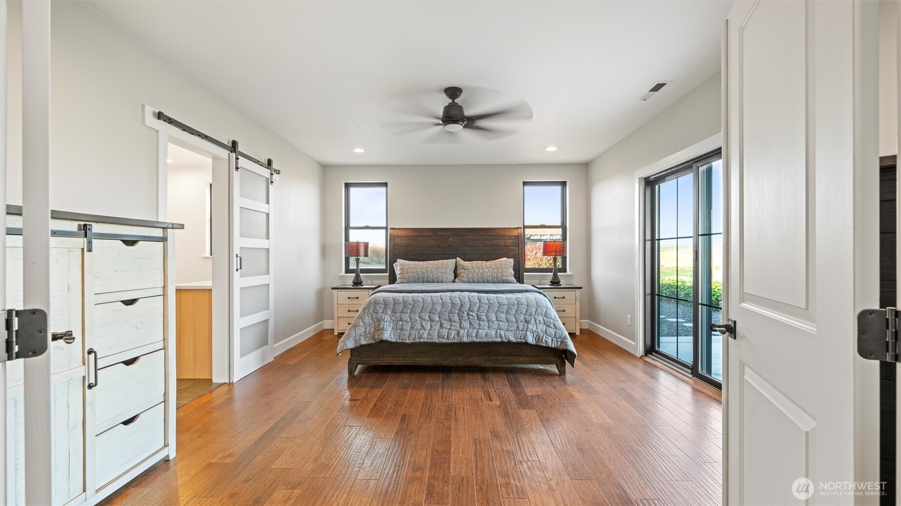 1279 Woodward Canyon Road Touchet, WA 99360 - Photo 15 of 35 a bedroom with a bed and a window
