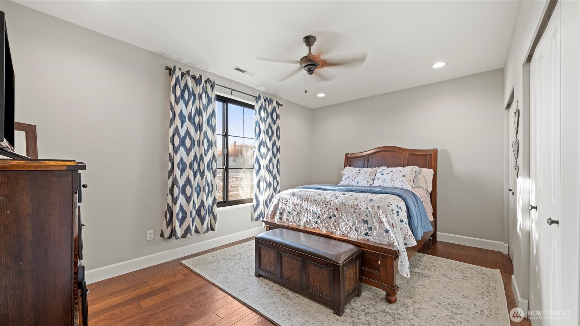 1279 Woodward Canyon Road Touchet, WA 99360 - Photo 19 of 35 a bedroom with a bed and a window