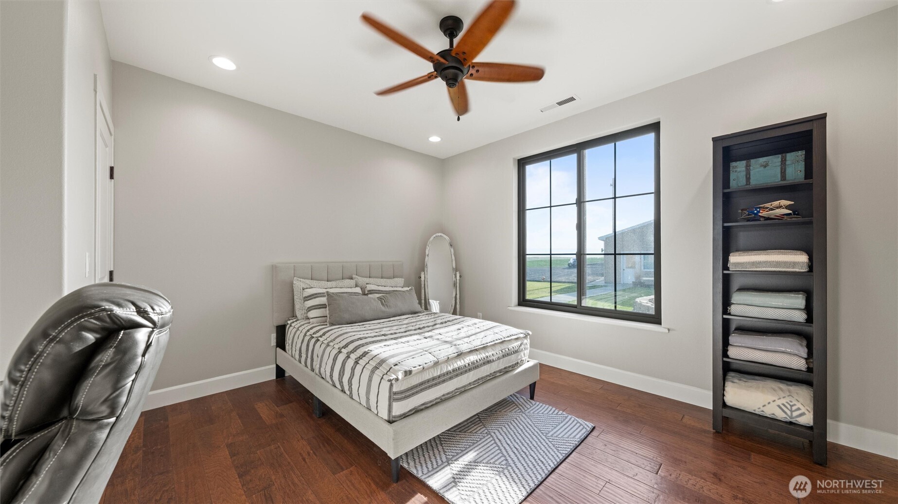 1279 Woodward Canyon Road Touchet, WA 99360 - Photo 23 of 35 a bedroom with a bed and a window