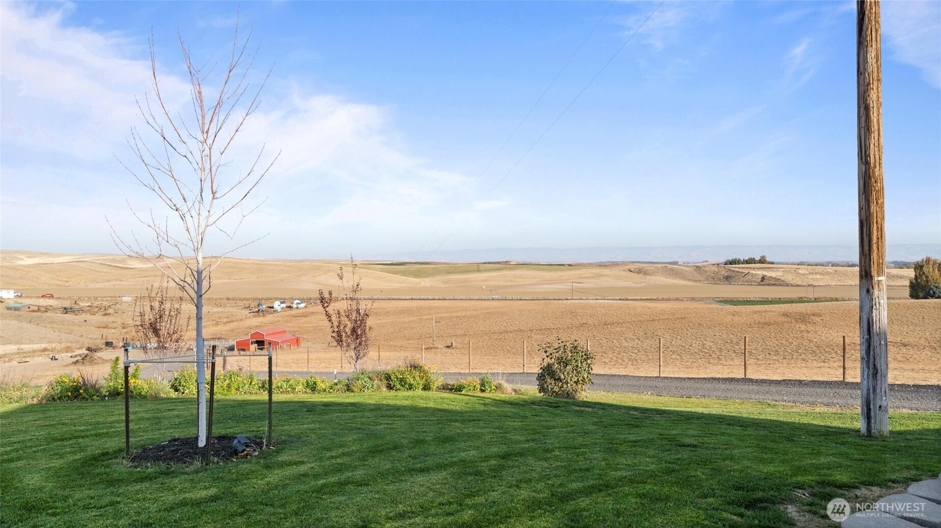 1279 Woodward Canyon Road Touchet, WA 99360 - Photo 30 of 35 a view of a ocean with a big yard