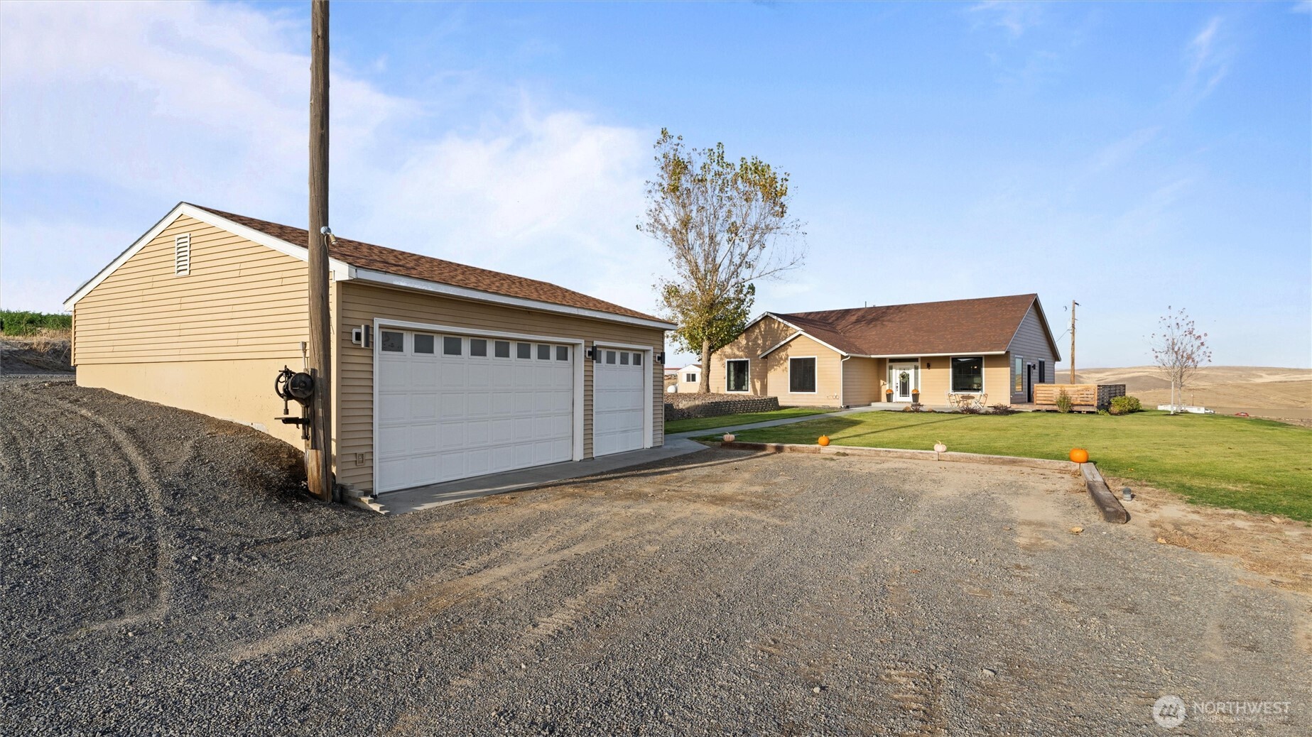 1279 Woodward Canyon Road Touchet, WA 99360 - Photo 3 of 35 a front view of a house with garden