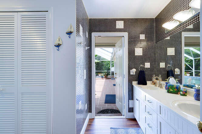 137 Gulfstream Road North Palm Beach, FL 33408 - Photo 28 of 68 Guest Bath/Cabana Bath