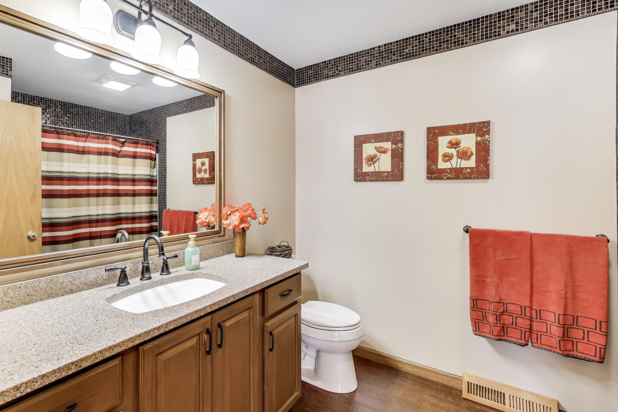 W312S8869 Cherokee Pass Mukwonago, WI 53149 - Photo 31 of 75 2nd bathroom on main floor