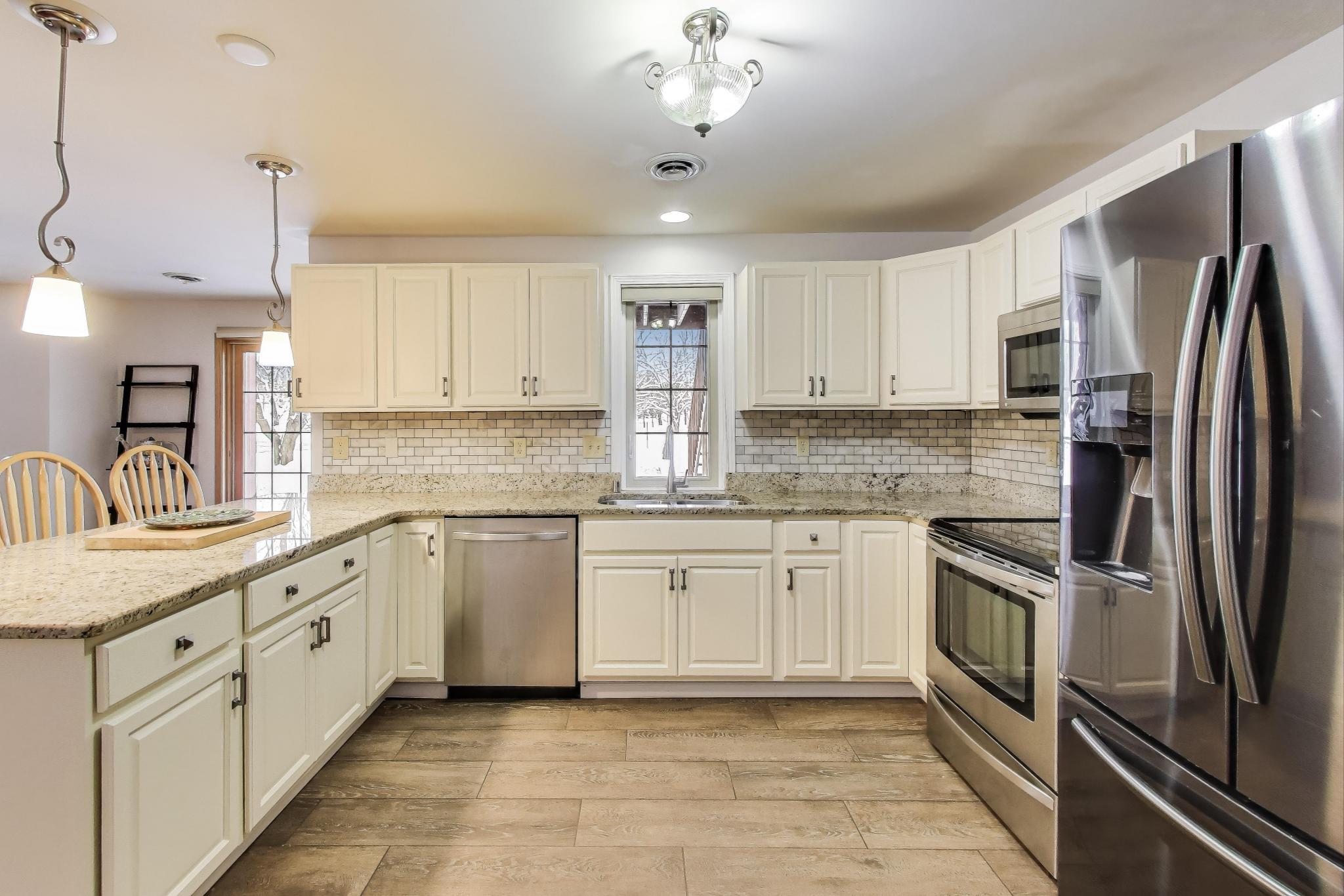 W312S8869 Cherokee Pass Mukwonago, WI 53149 - Photo 40 of 75 Full kitchen on lower level