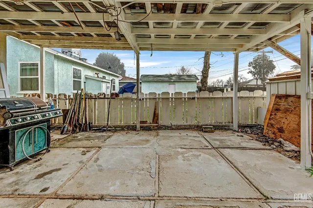 a view of a shaded area of a house