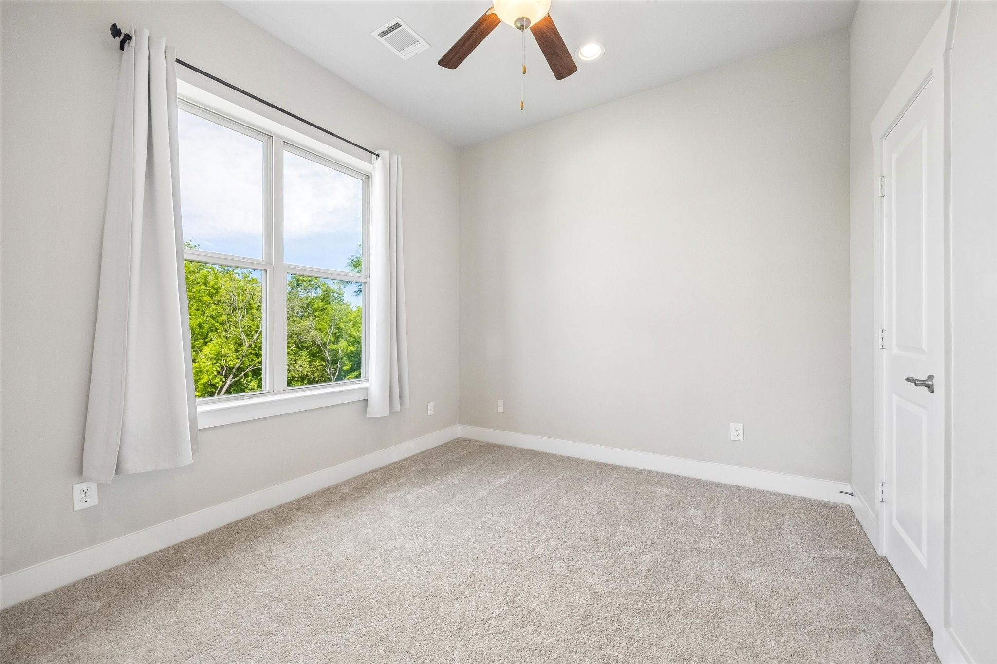 2103 Patterson Street Houston, TX 77007 - Photo 15 of 27 an empty room with a window