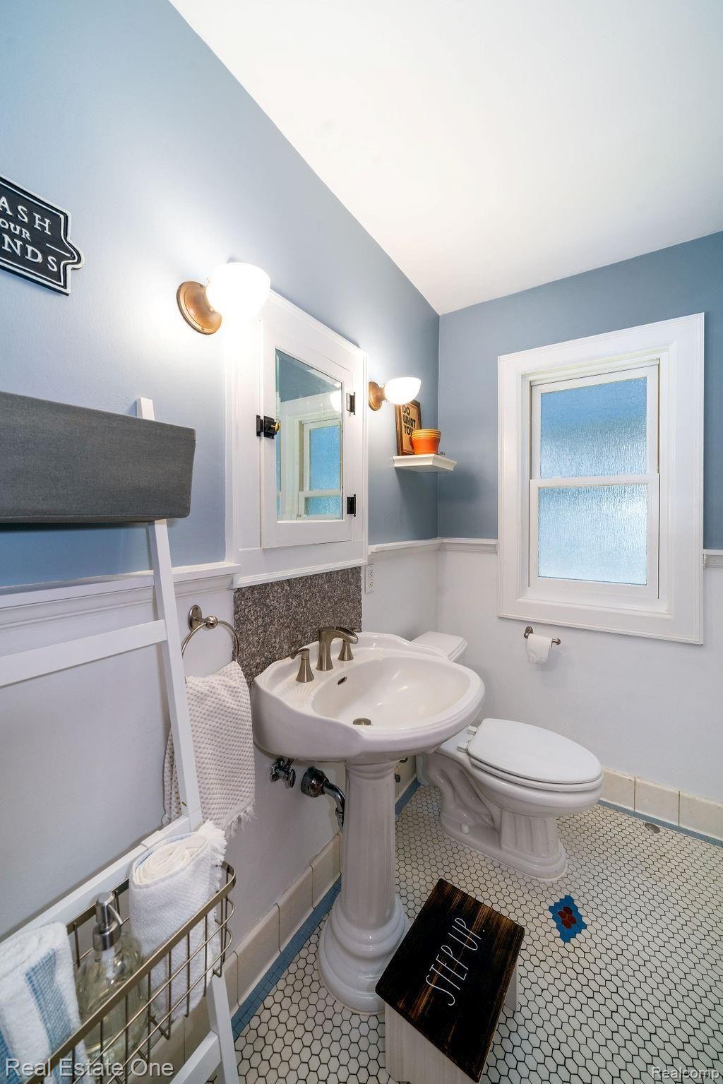 363 Linwood Avenue Rochester, MI 48307 - Photo 15 of 24 First Floor Full Bathroom