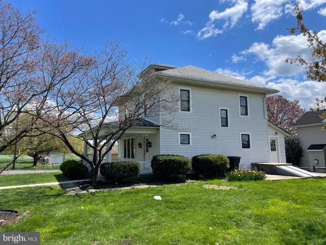 a view of a house with a backyard