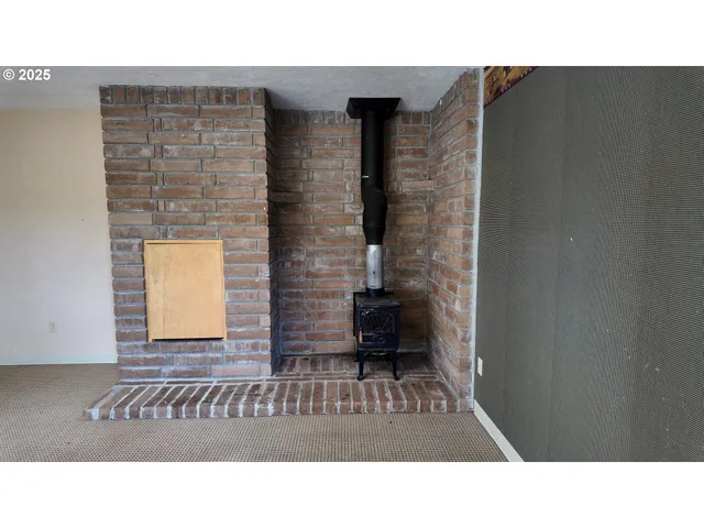 a black and white photo of a living room