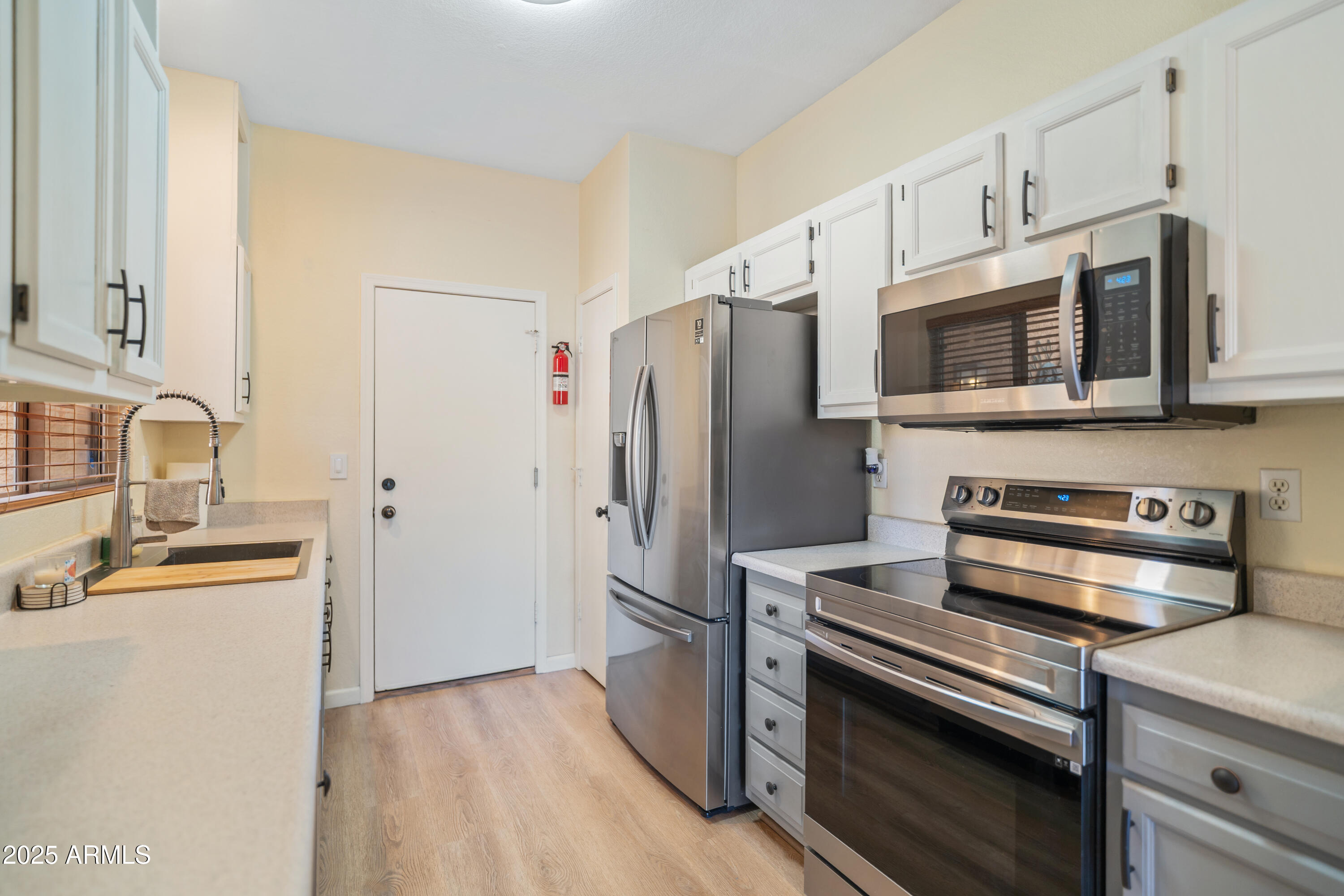 625 North Hamilton Street, Unit 41 Chandler, AZ 85225 - Photo 5 of 36 a kitchen with stainless steel appliances and granite countertop a sink