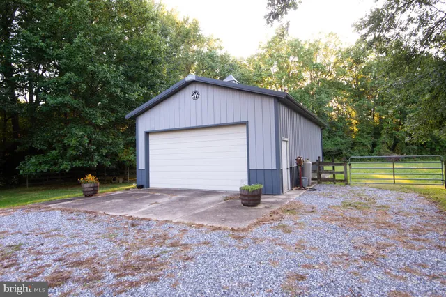 a view of yard with green space