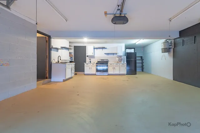 a view of a livingroom with furniture and a ceiling fan