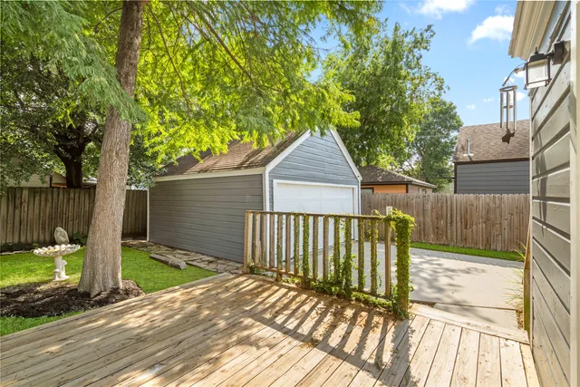 a view of a back yard