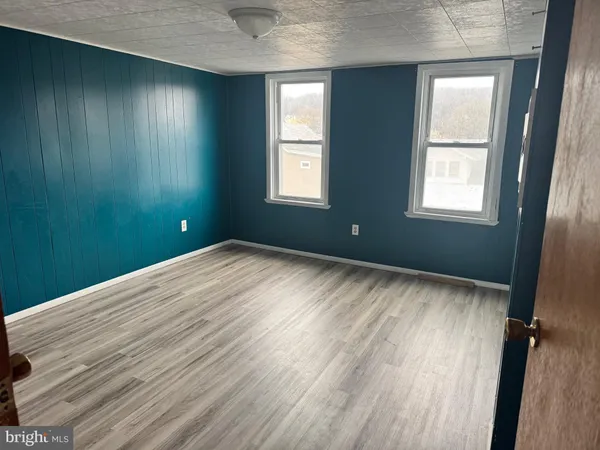 a view of empty room with window