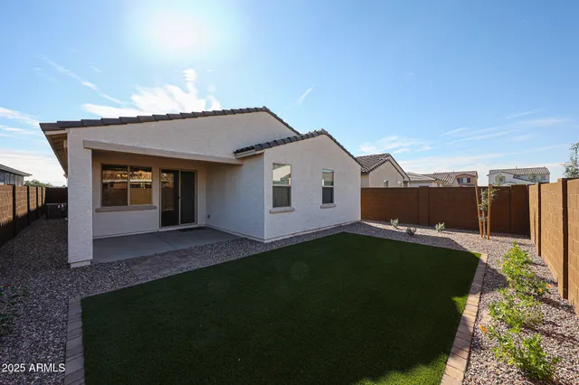 a view of a house with backyard