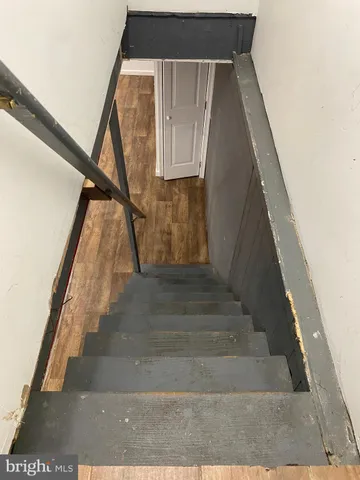 a black and white photo of a living room